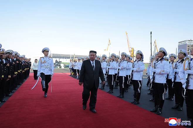 북한 김정은 국무위원장이 참석한 가운데 5000t급 신형다목적구축함 '최현호' 진수식이 지난 25일 남포조선소에서 진행됐다고 조선중앙통신이 26일 보도했다. /조선중앙통신 연합뉴스