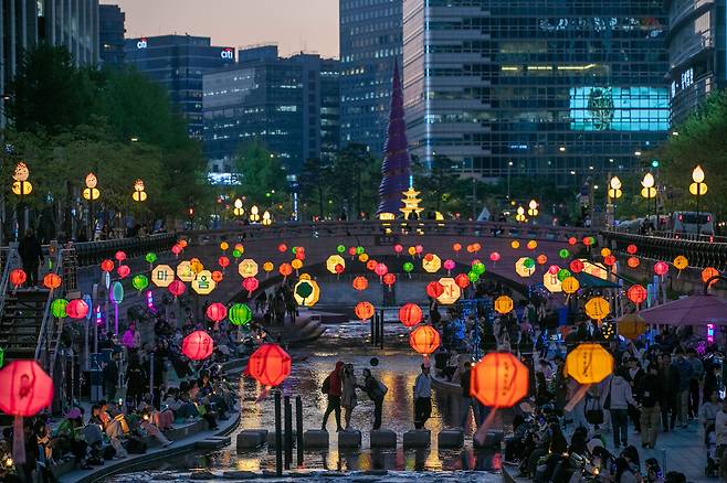 25일 오후 서울 종로구 청계천에 불기 2569년(2025년) 부처님오신날(5월 5일)을 앞두고 연등이 걸려 있다. 대한불교조계종은 26일부터 이틀 동안 서울 동국대학교와 조계사 등에서 연등회를 연다. 종로 일대에서는 26일 오후 6시부터 9시 30분까지 불교 신도들과 시민 약 5만 명이 연등 행진을 한다. /장련성 기자