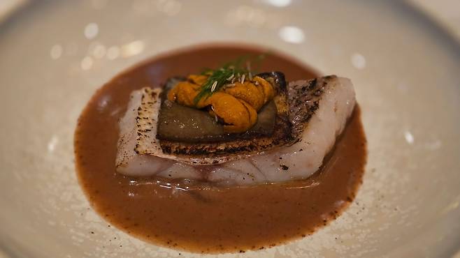 성게알 시베, 옥돔 필렛과 그라탱 토스트. /시그니엘 스테이 서울