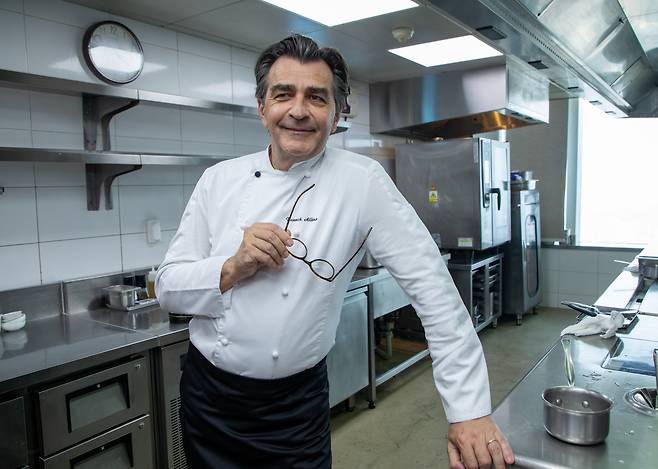 일명 '소스의 황태자'로도 알려진 야닉 알레노 셰프. 알레노 셰프는 세계 전역에 미슐랭 별 15개 이상을 가졌을 만큼, 현대 프랑스 요리를 대표하는 셰프 중 한 명이다. / 조인원 기자