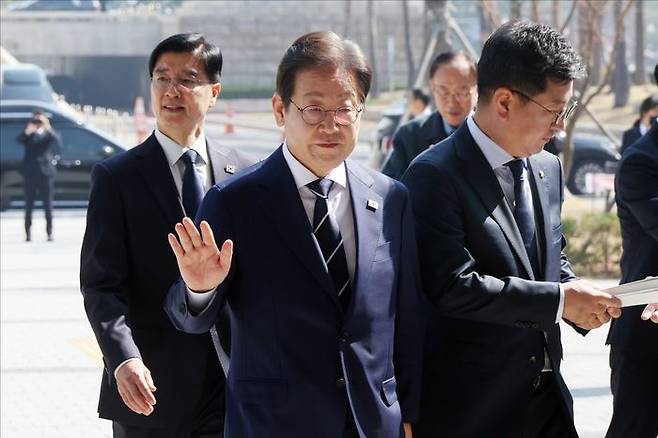 이재명 더불어민주당 대선 경선 후보가 지난 11일 오전 국회 소통관 기자회견장에서 비전 선포 기자회견을 하기 위해 이동하고 있다. ⓒ데일리안 홍금표 기자