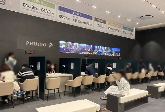 청약 관련 상담을 받고 있는 사전청약 당첨자들. 교산 푸르지오 더 퍼스트는 중소형 면적으로 구성된 단지인 만큼 견본주택엔 신혼부부나 어린 아이가 있는 출생가구가 대부분이었다. ⓒ데일리안 임정희 기자