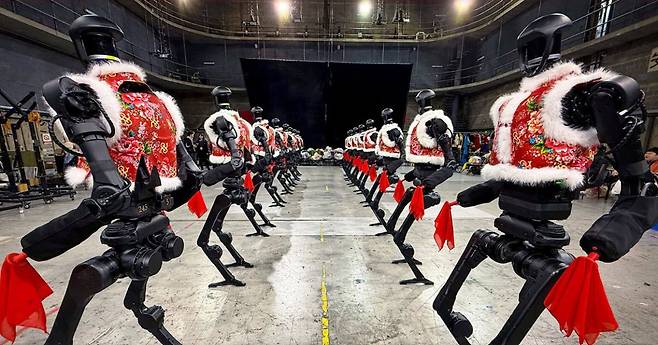 올해 1월 음력 설 기념 갈라쇼에서 유니트리의 휴머노이드 로봇 G1이 군무를 선보이고 있다. G1는 로보센스의 라이다를 탑재한 로봇이다. 유니트리 제공