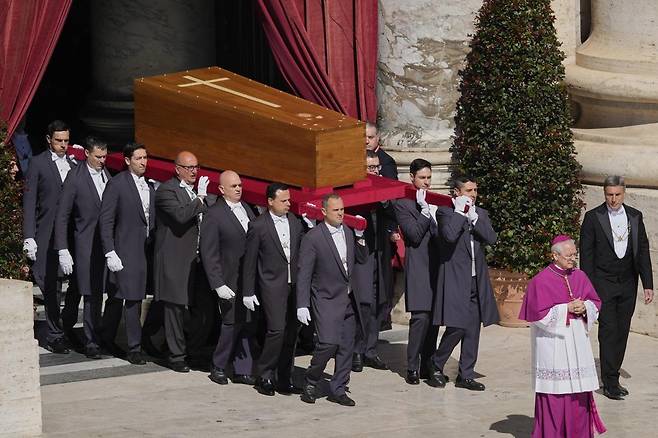 프란치스코 교황의 장례미사가 집전된 26일(현지시간) 성베드로 대성당에서 교황이 안치된 관이 운구되고 있다. AP 뉴시스