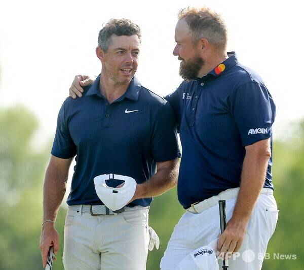2025년 미국프로골프(PGA) 투어 2인 1조 단체전 취리히 클래식에서 타이틀 방어에 나선 로리 맥길로이(북아일랜드)-셰인 라우리(아일랜드)가 2라운드에서 경기를 마치고 홀아웃하는 모습이다. 사진제공=ⓒAFPBBNews = News1