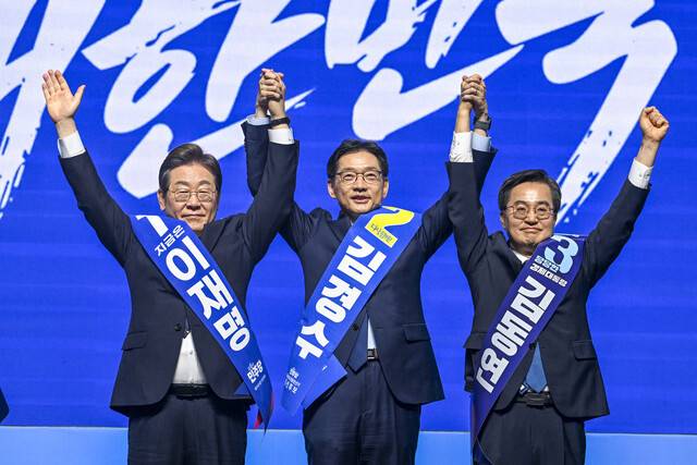 이재명(왼쪽부터), 김경수, 김동연 더불어민주당 대선 경선 후보가 26일 광주 서구 김대중컨벤션센터에서 열린 ‘제21대 대통령선거 후보자 선출을 위한 호남권 합동연설회’에서 함께 손을 들어 인사하고 있다. 공동취재사진