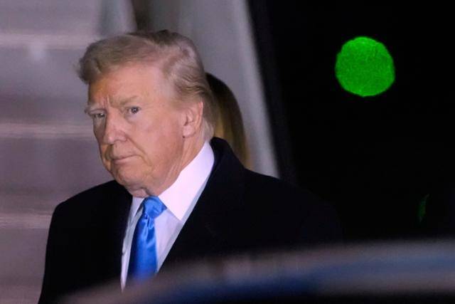 도널드 트럼프 미국 대통령이 25일 이탈리아 로마 피이우치노 공항에서 프란치스코 교황 장례식 참석을 위해 이동하고 있다. 로마=AP 연합뉴스