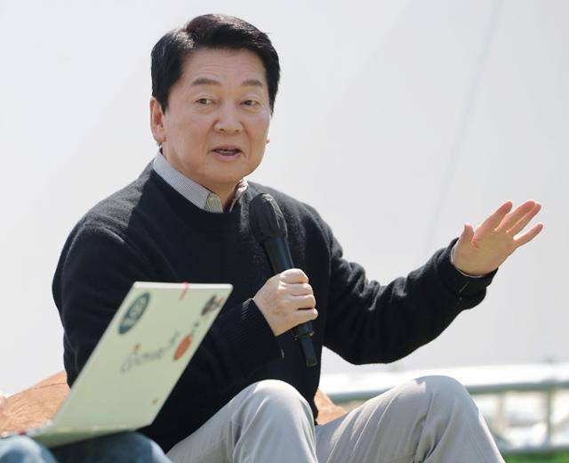 안철수 국민의힘 대선 경선 후보가 25일 경기도 성남시 판교역 앞 광장에서 개혁신당 이준석 대선 후보와 함께 주최한 인공지능(AI) 관련 '미래를 여는 단비토크'에서 발언하고 있다. 연합뉴스