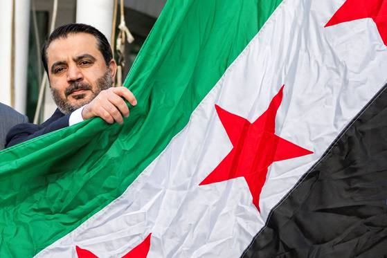 뉴욕 유엔본부서 새 국기 게양하는 아사으 알샤이바니 시리아 외무장관. 로이터=연합뉴스