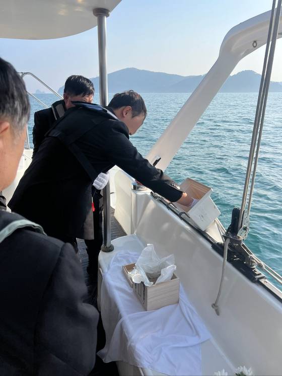 한 유족이 해양장으로 장례를 치르고 있다. 사진 부산바다해양장