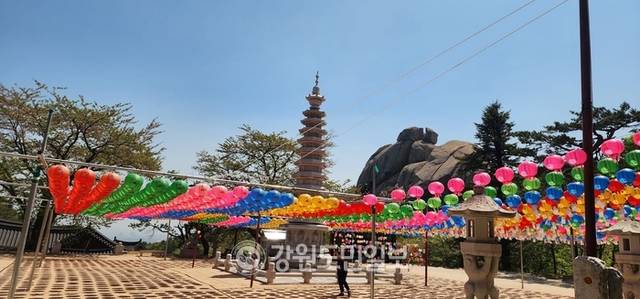 ▲ 부처님오신날을 앞두고 금강산 화암사 대웅전 앞뜰에는 형형색색 단아한 연등들이 내걸려 국태민안을 비롯한 다양한 소원들을 전하고 있다.