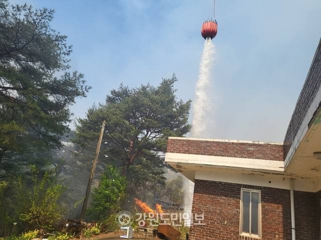 ▲ 26일 오후 1시 11분쯤 인제군 상남면 하남리 인근 야산에서 산불이 발생했다. 이 산불은 오후 4시 40분쯤 기린면 현리 주택 인근까지 번졌다.