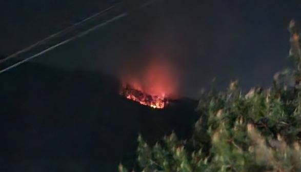 ▲ 26일 오후 1시 11분쯤 인제군 상남면 하남리 인근 야산에서 발생한 산불이 야간에도 확산하고 있는 가운데 산림소방인제군 등이 야간 진화에 주력하고 있다. 산불이 번지는 모습.