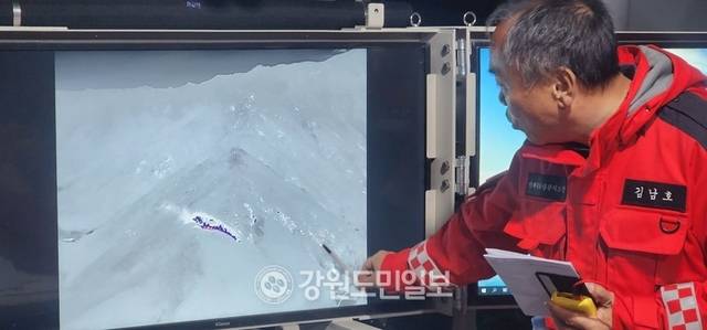 ▲ 26일 오후 1시 11분쯤 인제군 상남면 하남리 인근 야산에서 발생한 산불이 야간에도 확산하고 있는 가운데 산림소방인제군 등이 야간 진화에 주력하고 있다. 김남호 인제국유림관리소장이 산불현황을 브리핑하고 있다.