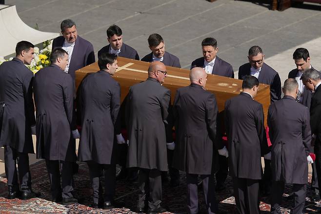 26일 오전 10시(한국시간 오후 5시) 바티칸 성 베드로 대성전에 안치돼 있는 프란치스코 교황의 관이 성 베드로 대광장으로 운구되고 있다. AP연합뉴스.