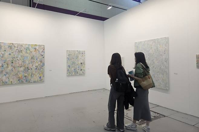 Visitors at Galleries Art Fair look at the works on display Sunday at Coex in Seoul (Park Yuna/The Korea Herald)