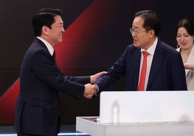 26일 서울 중구 매경미디어센터에서 열린 국민의힘 대통령 선거 제2차 경선 후보자 토론회에서 안철수, 홍준표 경선 후보가 악수하고 있다. 연합뉴스
