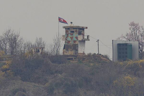 지난 9일 경기도 파주시 임진강변 북한 초소에서 북한 군인들이 남측을 바라보는 모습. 연합뉴스