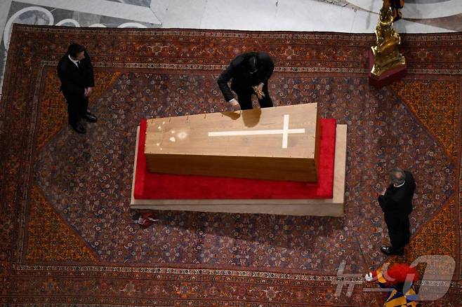 25일(현지시간) 일반 조문을 마치고 봉인되는 프란치스코 교황의 관. /AFP=뉴스1