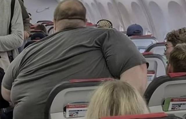 비행기에서 한 과체중 탑승객의 모습을 담은 사진이 온라인에 퍼지면서 항공사 규정을 변경하라는 누리꾼들의 갑론을박이 펼쳐졌다. 뉴시스(데일리메일 캡처)