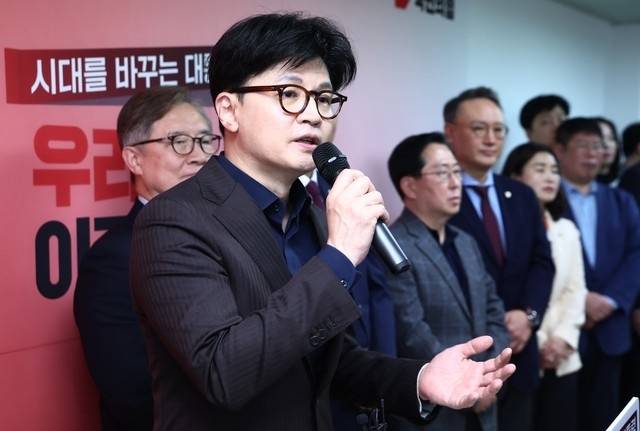 한동훈 국민의힘 대통령 선거 경선 후보가 서울 영등포구 여의동 선거사무소에서 캠프 인선 등 현안 관련 기자회견을 하고 있다. 연합뉴스