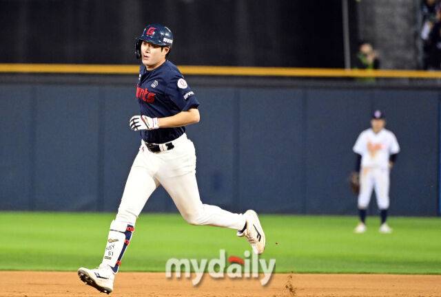 2025년 4월 25일 오후 서울 잠실구장에 진행된 '2025 신한 SOL뱅크 KBO 리그' 롯데 자이언츠와 두산 베어스의 경기. 롯데 나승엽이 7회초 무사 3루서 2점 홈런을 친 뒤 그라운드를 돌고 있다./마이데일리