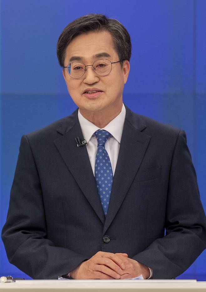 김동연 더불어민주당 대선 경선 후보가 25일 서울 중구 티비조선 스튜디오에서 열린 더불어민주당 제21대 대통령 선거 경선 후보자 TV 토론회에서 발언하고 있다. 국회사진취재단