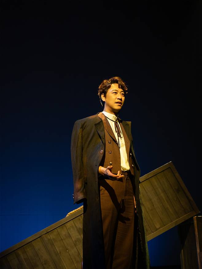 배우 오만석이 ‘노베첸토’ 무대에서 바다에서 태어나 육지를 단 한 순간도 밟지 않은 천재 피아니스트 노베첸토를 연기하고 있다. 1인극으로 펼쳐지는 이번 작품에서 오만석은 11개 인물을 오가며 깊은 몰입을 선사한다. HJ컬쳐 제공