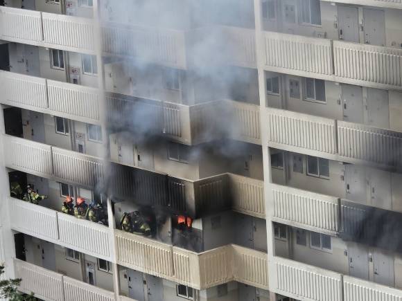 지난 21일 서울 관악구 봉천동의 한 아파트에 방화로 인한 화재가 발생했다. 독자 제공