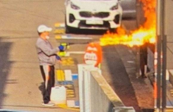 지난 21일 서울 관악구 봉천동에서 방화범 이모(61)씨가 분무식 농약살포기를 이용해 불을 지르고 있다. 뉴스1