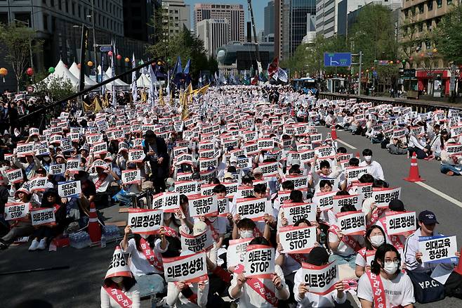 4월20일 서울 중구 숭례문 인근 세종대로에서 열린 '의료정상화를 위한 전국 의사 궐기대회' 참가자들이 구호를 외치고 있다. ⓒ연합뉴스