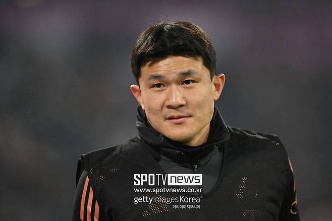 ▲ 내부 평가가 악화된 게 치명적이다. 선수단 구성에 막대한 결정권을 지니는 막스 에베를 바이에른 뮌헨 단장이 \"공격수를 놓친 김민재의 실수였다\"라고 공개 저격했다. 그 직후 이적 가능한 선수로 변했다.