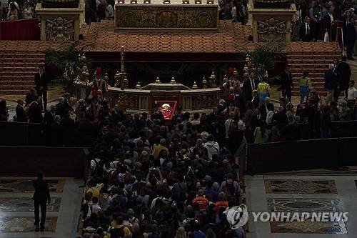 성 베드로 성당 내 조문객 행렬 (바티칸시국 AP=연합뉴스) 2025년 4월 23일 바티칸 성 베드로 대성당에 놓여 있는 프란치스코 교황의 관에 조문하려는 조문객들이 순서를 기다리고 있다. (AP Photo/Domenico Stinellis) 2025.4.26.