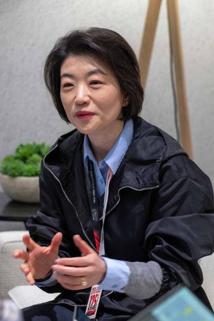 김혜인 현대차 HR본부장(부사장)이 지난 16일(현지시간) ‘2025 뉴욕오토쇼’가 열린 미국 뉴욕 제이콥 재비츠 컨벤션센터에서 기자들과 인터뷰하고 있다. (사진=현대차그룹)