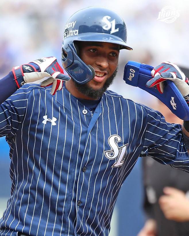 삼성라이온즈 르윈 디아즈가 홈런을 터뜨린 뒤 기뻐하고 있다. 사진=삼성라이온즈