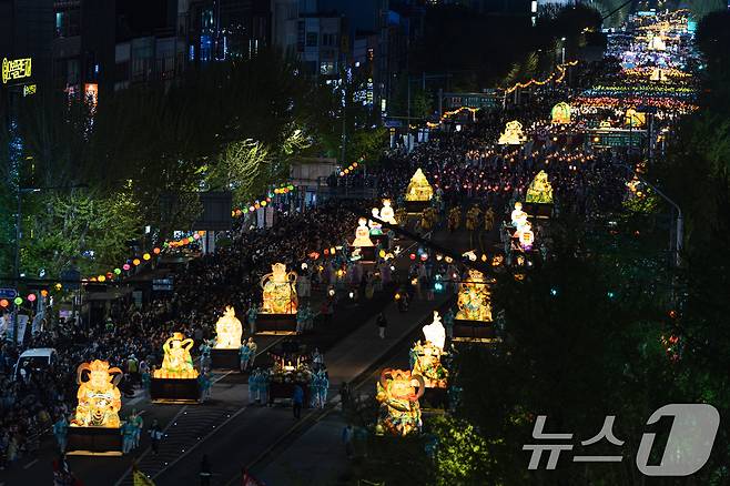 부처님 오신날을 일주일 여 앞둔 26일 서울 종로구 종로3가 일대에서 2025 연등행렬이 지나고 있다. 2025.4.26/뉴스1 ⓒ News1 이승배 기자