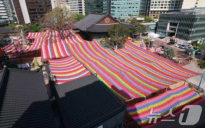 불기 2569년 부처님 오신 날(5월 5일) 연등회를 하루 앞둔 25일 서울 종로구 조계사에서 연등회 준비가 한창이다. 국가무형유산이자 유네스코 인류무형문화유산인 연등회는 대한민국을 대표하는 전통문화축제로 오는 26일~27일 양일간 서울 도심 곳곳에서 열린다. 2025.4.25/뉴스1 ⓒ News1 오대일 기자