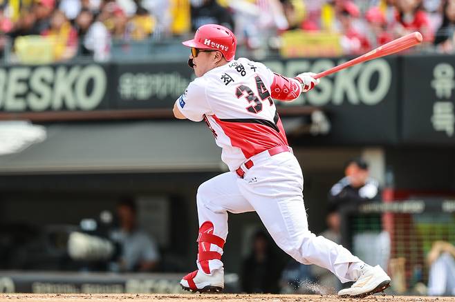 KIA 타이거즈 최형우가 27일 열린 KBO리그 광주 LG 트윈스전에서 4회말 개인 통산 399호 홈런을 터뜨렸다. (KIA 타이거즈 제공)