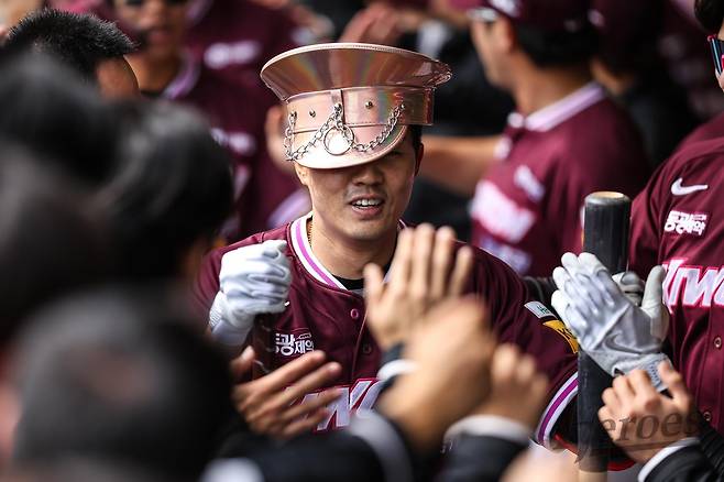 '18년 차' 키움 히어로즈 오선진이 27일 열린 KBO리그 문학 SSG 랜더스전에서 데뷔 첫 만루 홈런을 터뜨렸다. (키움 히어로즈 제공)