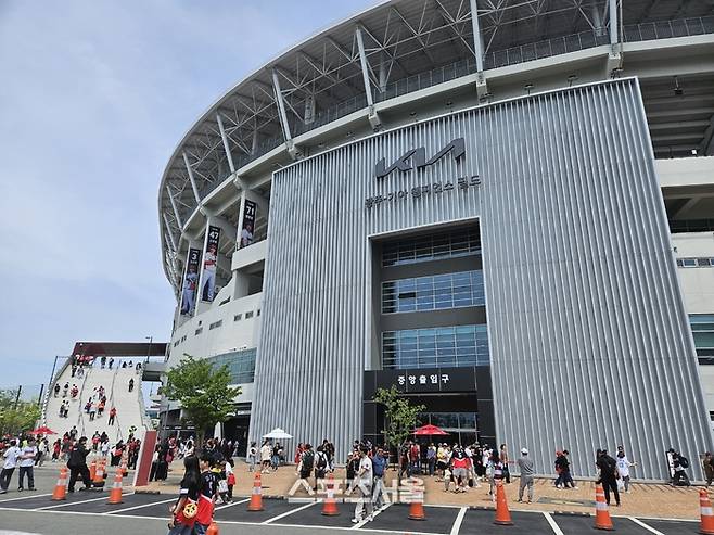 LG와 KIA가 27일 광주-기아 챔피언스 필드에서 2025 KBO리그 정규시즌 주말 3연전 마지막 경기를 치른 가운데 경기에 앞서 많은 팬들이 구장을 찾았다. 이날 경기 2만500석 매진이다. 광주 | 김동영 기자 raining99@sportsseoul.com