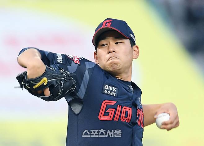 롯데 김진욱이 26일 인천SSG랜더스필드에서 열린 2025 KBO리그 SSG와 경기에 선발 등판해 힘차게 공을 던지고 있다. 문학 | 박진업 기자 upandup@sportsseoul.com