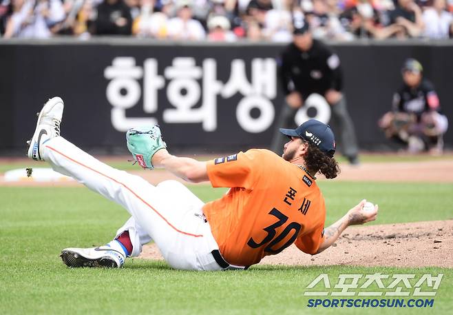 27일 대전 한화생명볼파크에서 열린 한화와 KT의 경기. 1회초 투구 도중 균형을 잃고 넘어진 한화 선발 폰세. 대전=송정헌 기자songs@sportschosun.com/2025.04.27/