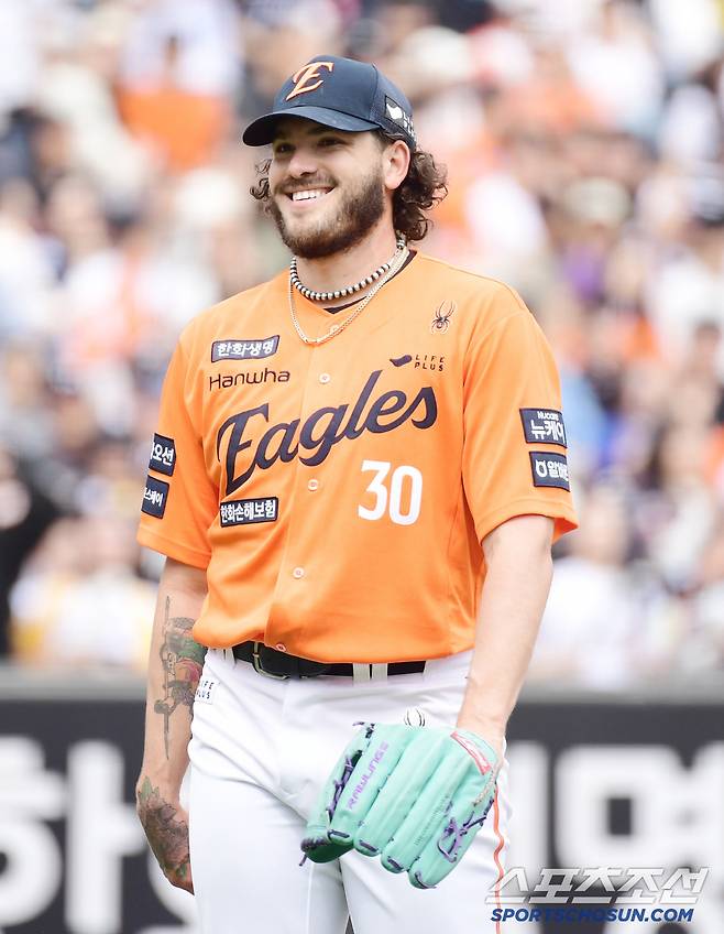 넉살 좋은 미소. 1회 투구를 마치고 마운드를 내려오는 폰세.