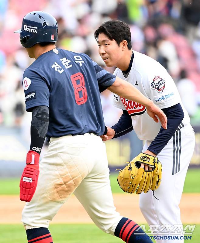 27일 잠실야구장에서 열린 롯데와 두산의 경기, 두산이 13대4로 승리했다. 경기 종료 후 9회초 사구로 1루에 나갔던 롯데 전준우가 사구를 던진 두산 김민규를 격려하고 있다. 잠실=허상욱 기자