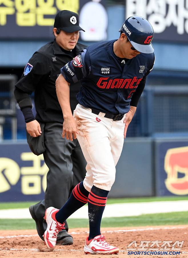 무슨일이 있었냐는 듯 벌떡 일어서 달려 나가는 자이언츠 캡틴