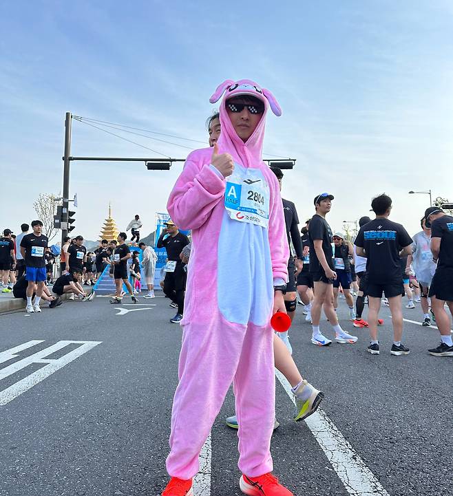 핑크색 토끼 복장에 선글라스를 쓴 하프 코스 참가자 최영수(33)씨. /김영우 기자