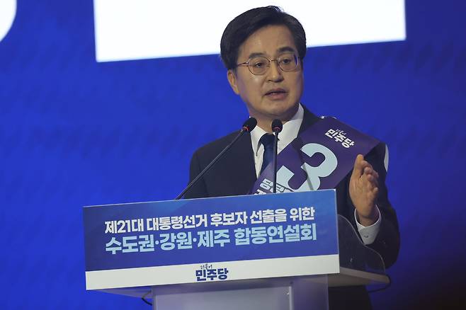 김동연 더불어민주당 대선 경선 후보가 27일 경기 고양시 킨텍스에서 열린 수도권·강원·제주 합동연설회에 참석해 정견발표를 하고 있다. /남강호 기자