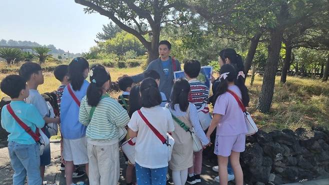 대한금속·재료학회는 23~25일 춘계학술대회를 열면서 제주국제컨벤션센터 5층에 아이돌봄 서비스를 제공했다. 24일 돌봄 프로그램에 참여한 연구자 자녀들이 탐험 프로그램을 듣고 있다. 이채린 기자