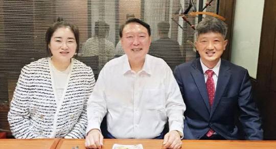 윤석열 전 대통령이 지난 4월19일 대통령 탄핵심판 대리인단이었던 김계리(왼쪽)·배의철(오른쪽) 변호사와 모처에서 만나 식사하며 함께 찍은 사진. 김계리·배의철 변호사는 지난 4월17일 '윤 어게인 신당' 창당 계획 발표 기자회견을 예고했다가 유보했다.<김계리 변호사 페이스북 사진>