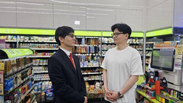 한동훈 국민의힘 대선경선 후보가 지난 22일 자신의 SNS에 개그맨 정성호와 함께 찍은 사진을 게재했다. /사진=뉴시스